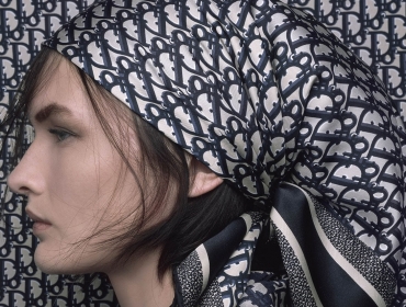 Идеальный аксессуар: Украсьте любую вещь шелковыми шарфами Dior FW21
