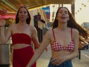 «Летние девушки» сбрасывают одежду под джазовые мотивы в песне «Summer Girl» группы HAIM. И это очень красиво