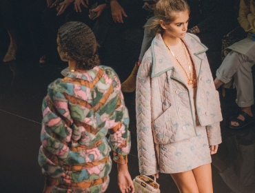 Без Лагерфельда, но со вкусом: Коллекция Fendi SS20 напоминает о психоделических 70-х