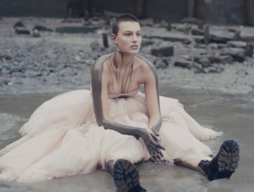Alexander McQueen и артхаус-режиссер Джонатан Глейзер представили фильм SS21
