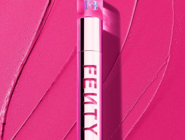 Fenty Beauty представляє обмежену серію яскраво-рожевого відтінку для своєї лінії рідких губних помад «ICON VELVET»