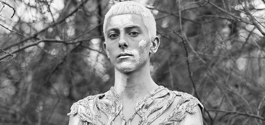 Великолепный модерн и утонченные мужчины в лукбуке новой коллекции Alexander McQueen