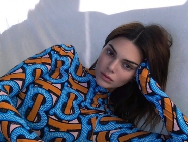 Кендалл Дженнер стала лицом новой коллекции Burberry, сняв кампейн самостоятельно