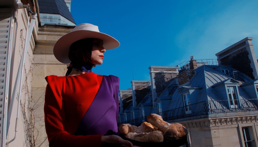 Одежда Navro, звездные шляпы Gladys Tamez и солистка кабаре LIDO в объективе фотографа VOGUE Italia