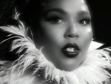 Темнокожая роковая певица Lizzo исповедует мужчин-грешников в новом видео Cuz I Love You
