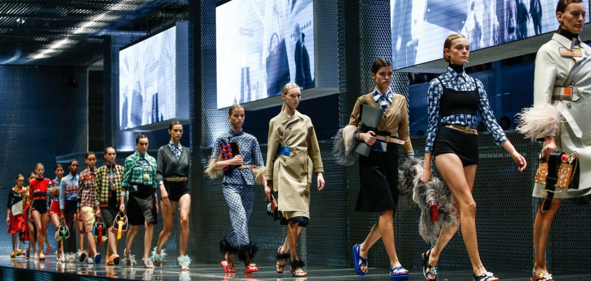 Показ новой коллекции PRADA весна-лето 2017