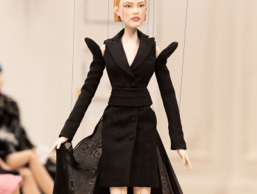 Это надо видеть: Кукольные Анна Винтур, Хэмиш Боулз, Су Джу на показе Moschino SS21