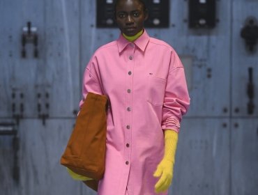 Raf Simons играет с цветом и формулировками свободы в коллекции FW21