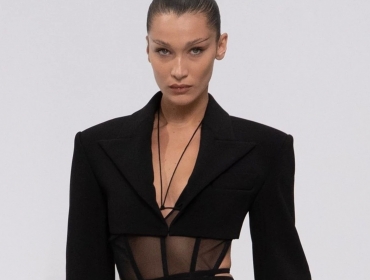 История моды это запомнит: Белла Хадид стала цифровым кентавром в фильме Mugler