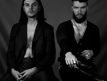 Красивые и грустные: Дуэт Hurts выпустили клип Redemption о страхах и надежде