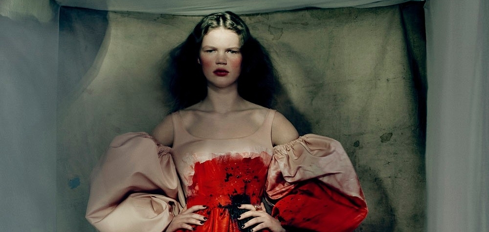 Платье бунтраки в новой коллекции Alexander McQueen FW21