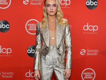 Дуа Липа, Кара Делевинь и другие на красной дорожке American Music Awards 2020