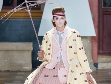 Туфли-мячи и причудливые платья Марии Антуанетты на мужском показе Thom Browne SS20