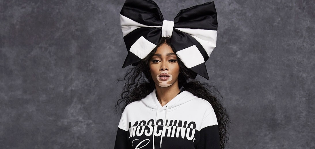 Одежда для радости: Винни Харлоу в лукбуке забавной коллекции Moschino Pre-Fall 2021