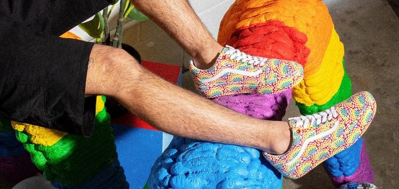 Vans придает своим классическим силуэтам радужные оттенки в месяц Pride