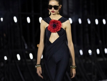 Оверсайз - надоел: Saint Laurent представил изящную коллекцию SS22