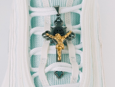 В стиле Иисуса: Оцените невероятную пару MSCHF x INRI Air Max 97, в которой буквально можно ходить по святой воде