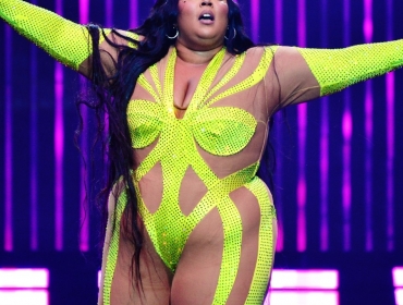 LIZZO запросила Drag Queens на сцену після закону штату Теннессі, який обмежує драг-шоу