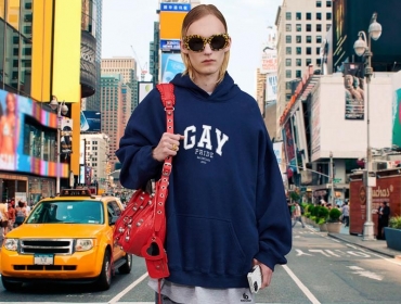 Balenciaga поддерживает сообщество ЛГБТК +, посвятив капсулу Прайду