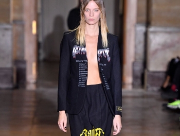 Коллекция Raf Simons SS22 переосмысливает гендерные силуэты