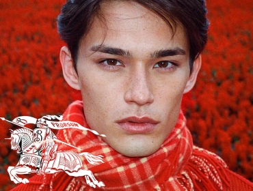 Burberry представляє кампанію до Нового 2024 року за місячним календарем