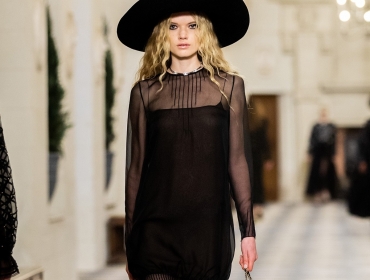 Chanel представили коллекцию Métiers d'Art 2020, вдохновленную ​​французскими королевами