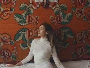 ЛУНА представила новое видео "Поцелуи"