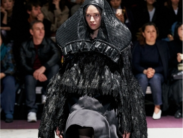 Ужасы реального мира на великолепном показе Comme des Garçons