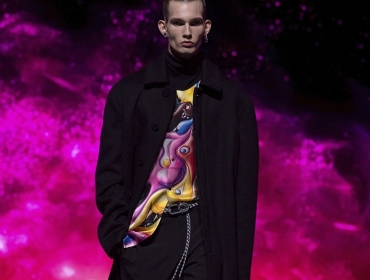 Ким Джонс создает красочную магию с художником Кенни Шарфом для Dior Men Fall 2021