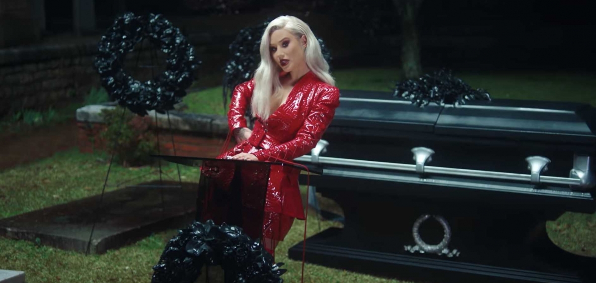 Похороны, твёрк и дерзкий женский рэп в новом клипе Iggy Azalea