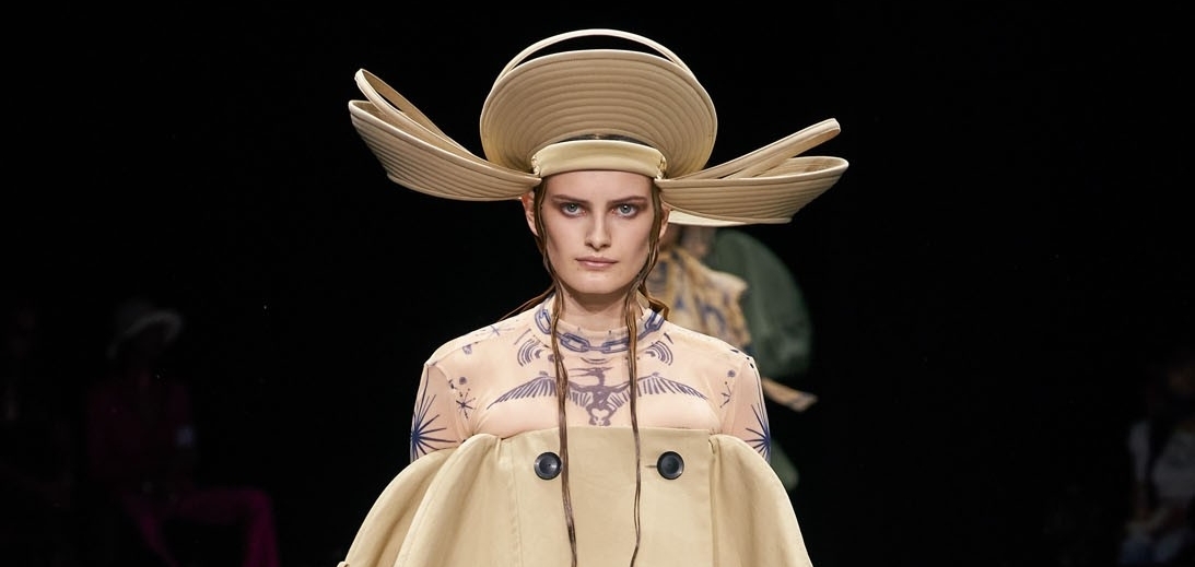 Кутюрный показ Jean Paul Gaultier от дизайнера Титосэ Абэ из sacai