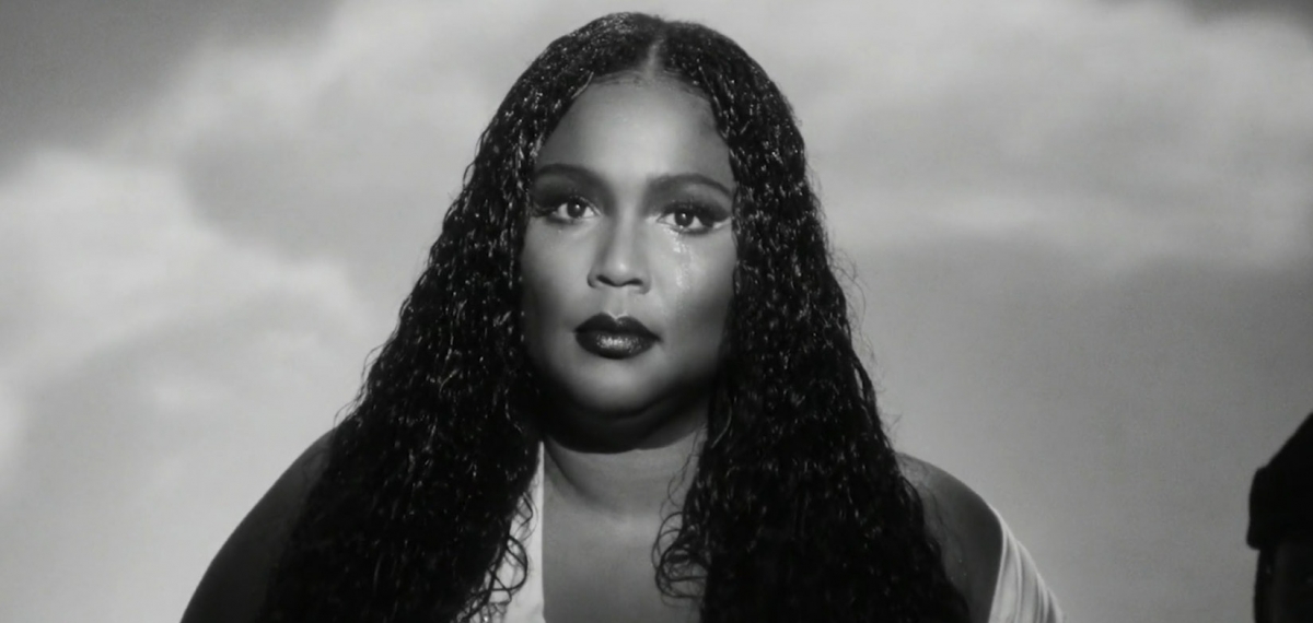 Темнокожая роковая певица Lizzo исповедует мужчин-грешников в новом видео Cuz I Love You