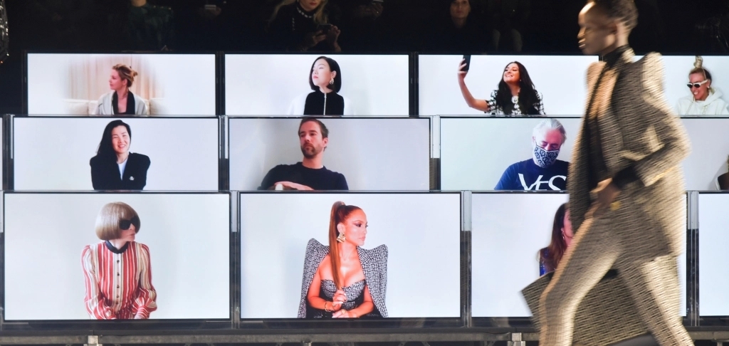 Гений моды Оливье Рустен представил коллекцию Balmain RTW Spring 2021. В первом ряду — экраны со знаменитостями