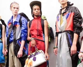 Backstage мужского показа Prada S/S 2017
