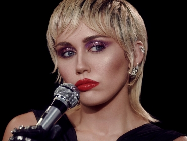 Майли Сайрус выпустила седьмой альбом «Plastic Hearts». И он действительно шикарный