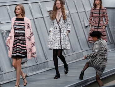 Что это было?! Только что кто-то внезапно ворвался на подиум во время показа Chanel