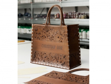Посмотрите, как создается эксклюзивная скульптурная кожаная сумка Dior Book Tote Bag