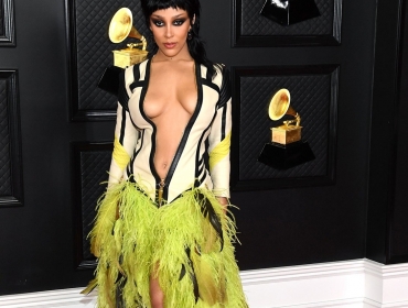 Смелые образы знаменитостей на красной дорожке Grammy 2021