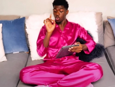 Ответ на гомофобию: Lil Nas X совершил эпический побег из тюрьмы в клипе Industry Baby