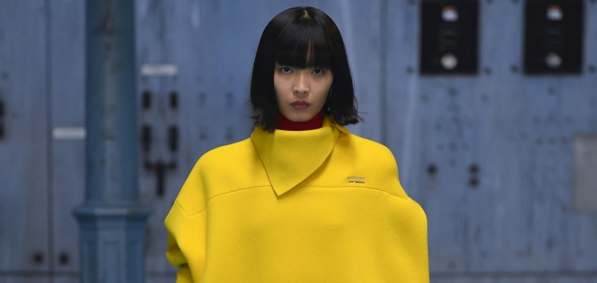 Raf Simons играет с цветом и формулировками свободы в коллекции FW21