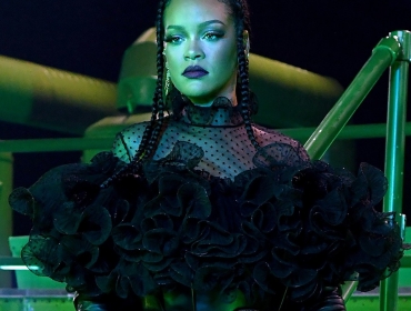 Рианна жарко анонсировала долгожданный показ SAVAGE X FENTY