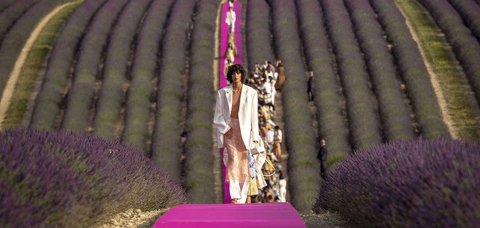 Лавандовое поле и кристаллы Swarovski: Jacquemus отпраздновали десятилетие бренда показом в Провансе