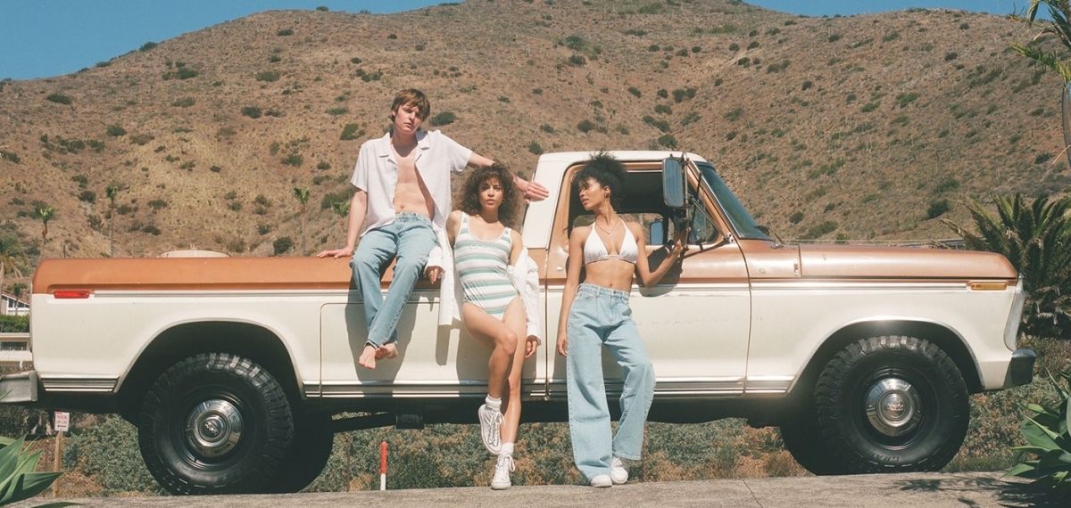 Коллекция GUESS Originals Summer 2021 вдохновлена ​​калифорнийскими серфингистами