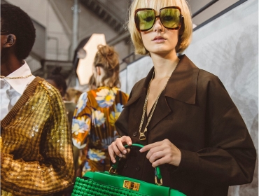 Летний мех и обновленная культовая сумка Peekaboo в новой коллекции Fendi