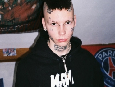 Молодые и злые: Подростки в своих комнатах в лукбуке Vetements