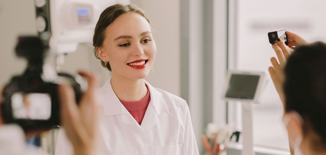 Лили-Роуз Депп представляет последнюю коллекцию губных помад Chanel Beauty