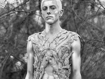 Великолепный модерн и утонченные мужчины в лукбуке новой коллекции Alexander McQueen