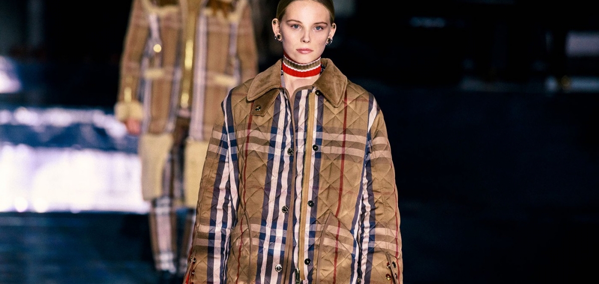 Много клетки и устойчивое развитие: Burberry представили коллекцию FW20