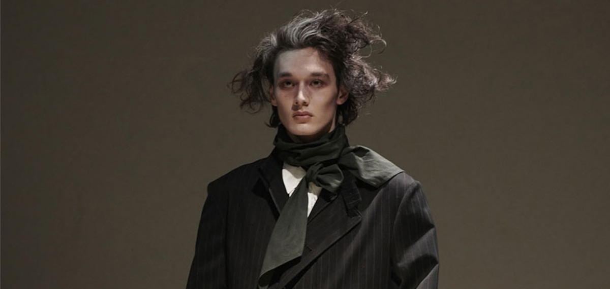 Yohji Yamamoto FW22 представляет готическое фэнтези для диккенсовского парня