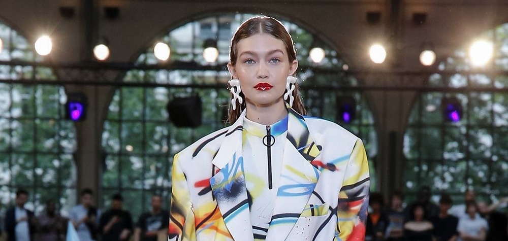 Джиджи Хадид, граффити Futura и поле цветов: Показ Off-White ™ на Неделе моды в Париже